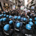 Napoli, scontri tra manifestanti anti Nato e forze dell'ordine