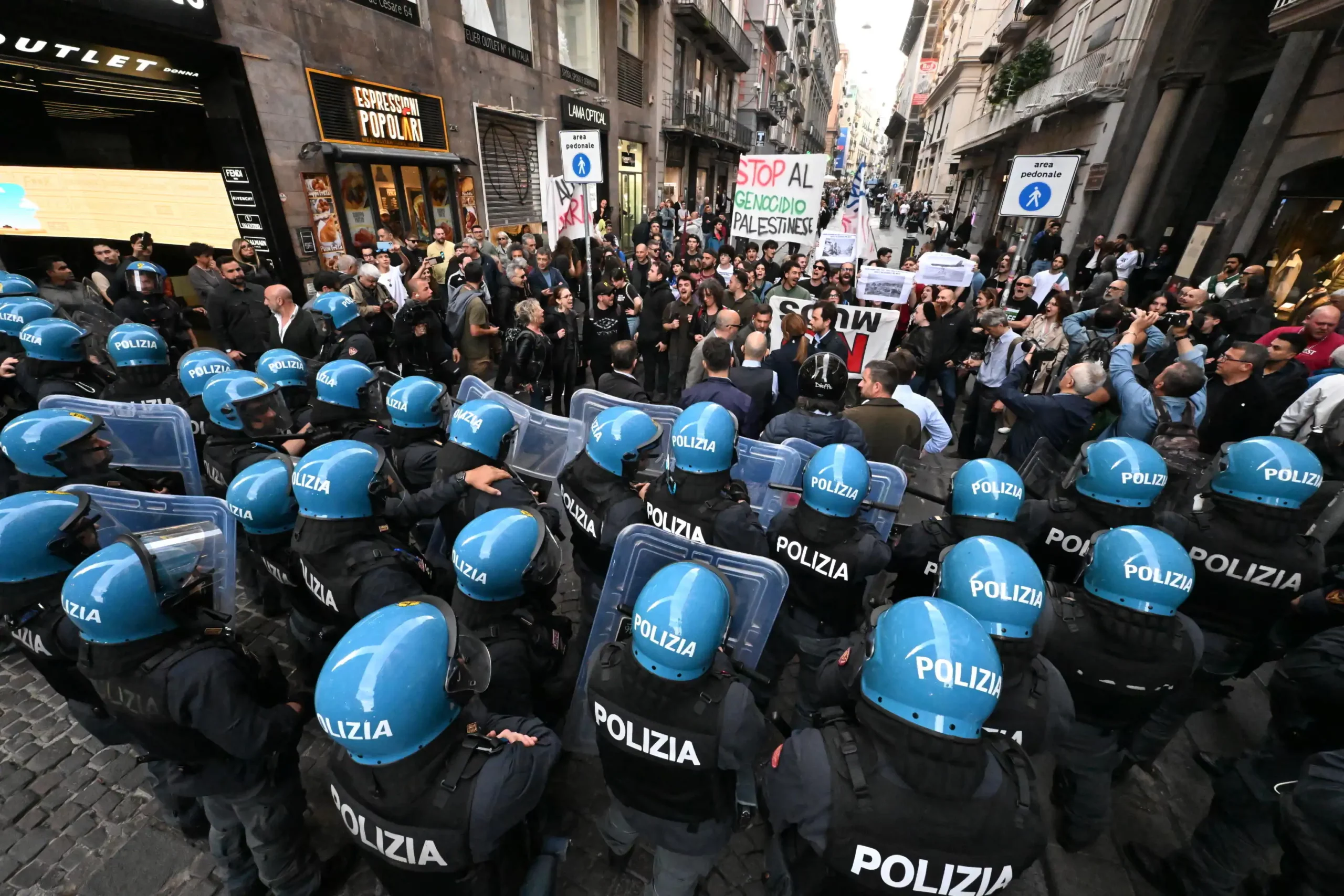 Napoli, scontri tra manifestanti anti Nato e forze dell'ordine