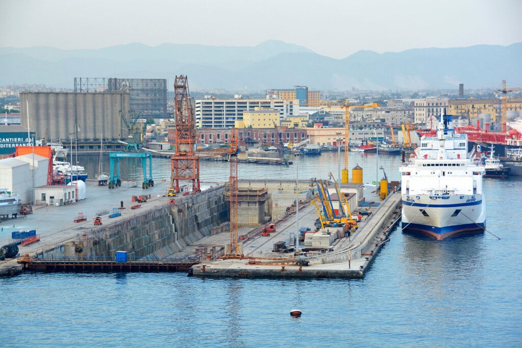 Porto di Napoli, arriva un nuovo grande bacino di carenaggio galleggiante