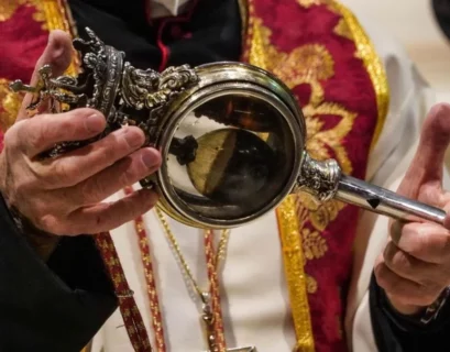 San Gennaro missione compiuta: alle ore 18.38 si è ripetuto il miracolo